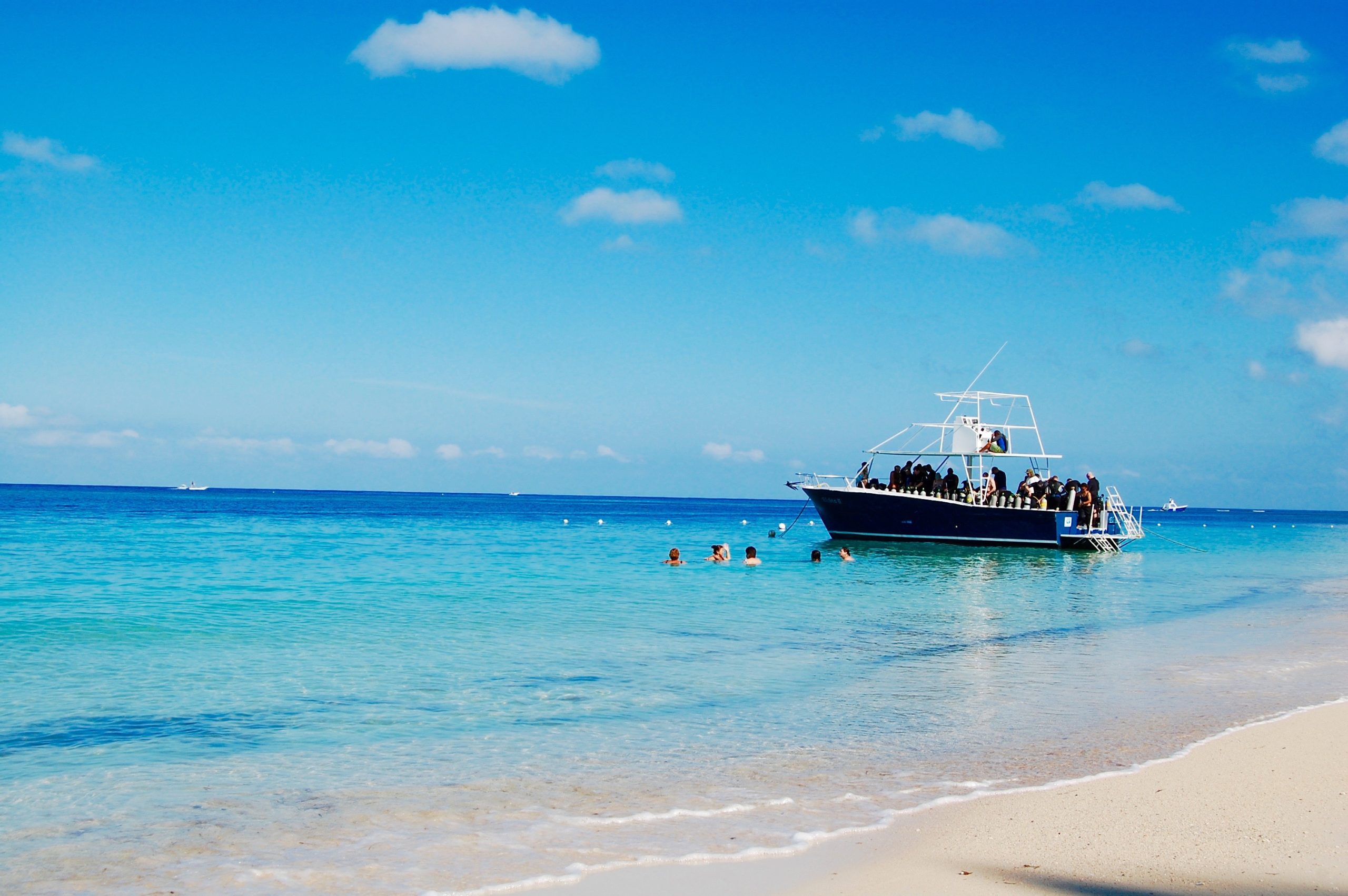 Photo of the turquoise water of Roatan